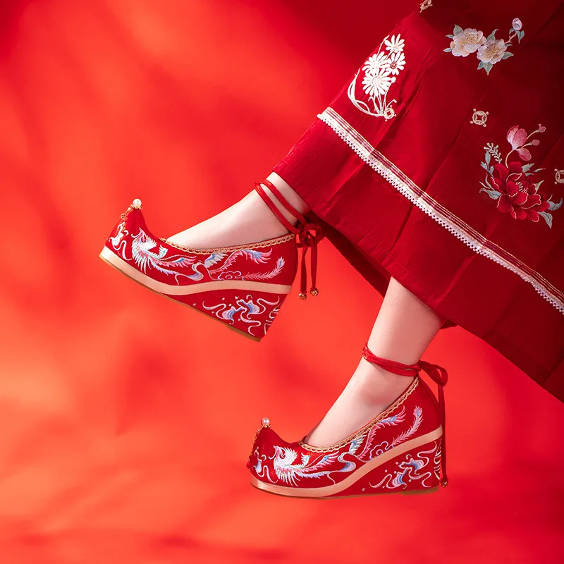 

YJ14 National style Chinese red embroidered wedge heel pearl cloth shoes old Beijing style Su round head Xiuhe bridal shoes