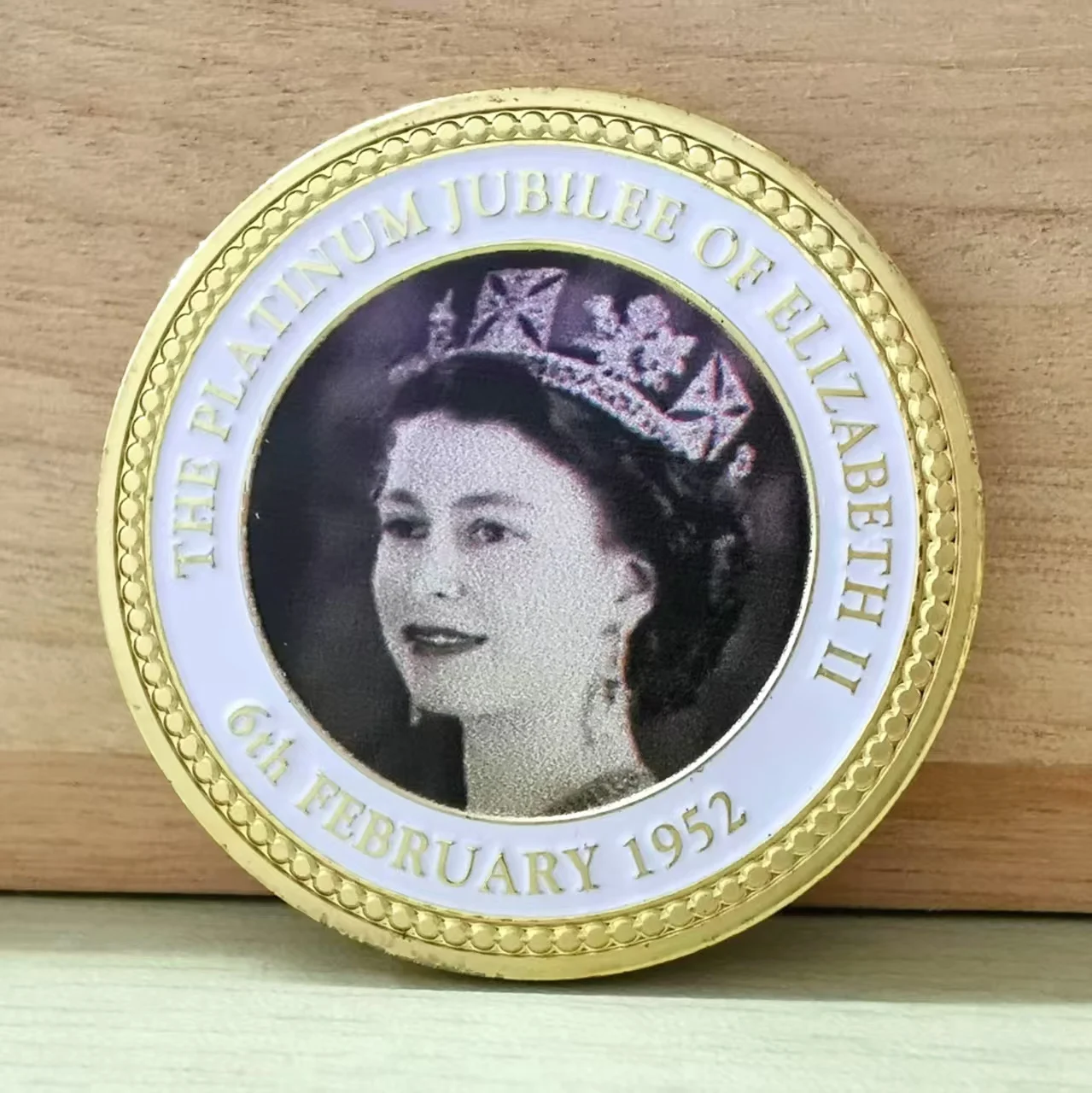 Gold Queen Elizabeth II Platinum Jubilee Commemorative Coin 70th Anniversary 1952-2022 Souvenir Metal Medal Badge Fan Gift