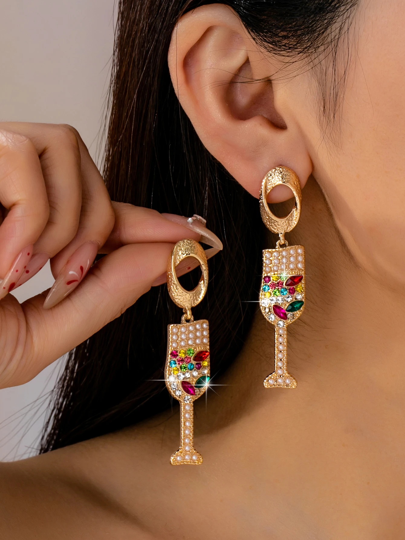1 Pair of Gorgeous and Luxurious Party Earrings in a Vintage Style for Women, Featuring a Wine Glass Pendant Design with Imitation Pearls and Colored Glass Gemstones, Suitable for Women to Wear at Banquets, Parties, and Beach Vacations