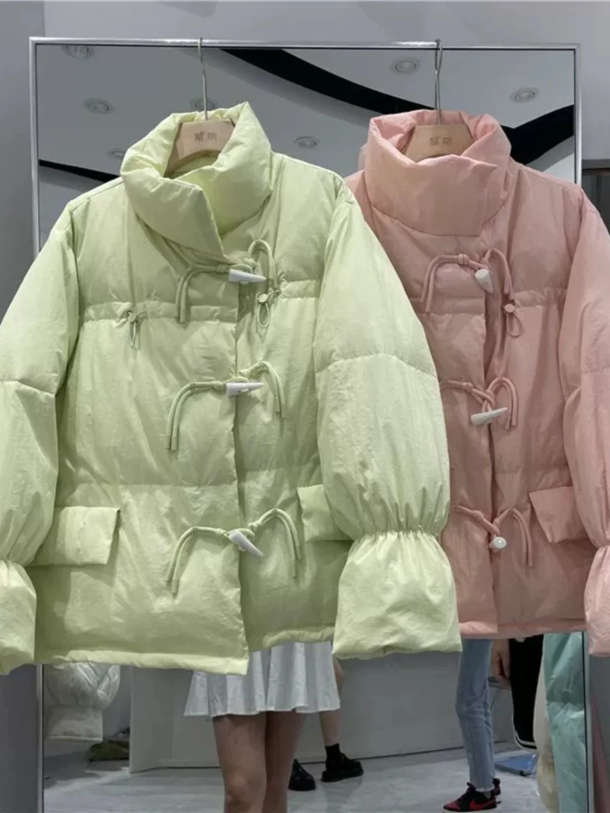 

Зимняя утепленная хлопковая куртка 2023 года, короткая, женская, в корейском стиле, пуховик-пальто на пуговицах, элегантная верхняя одежда для повседневной носки