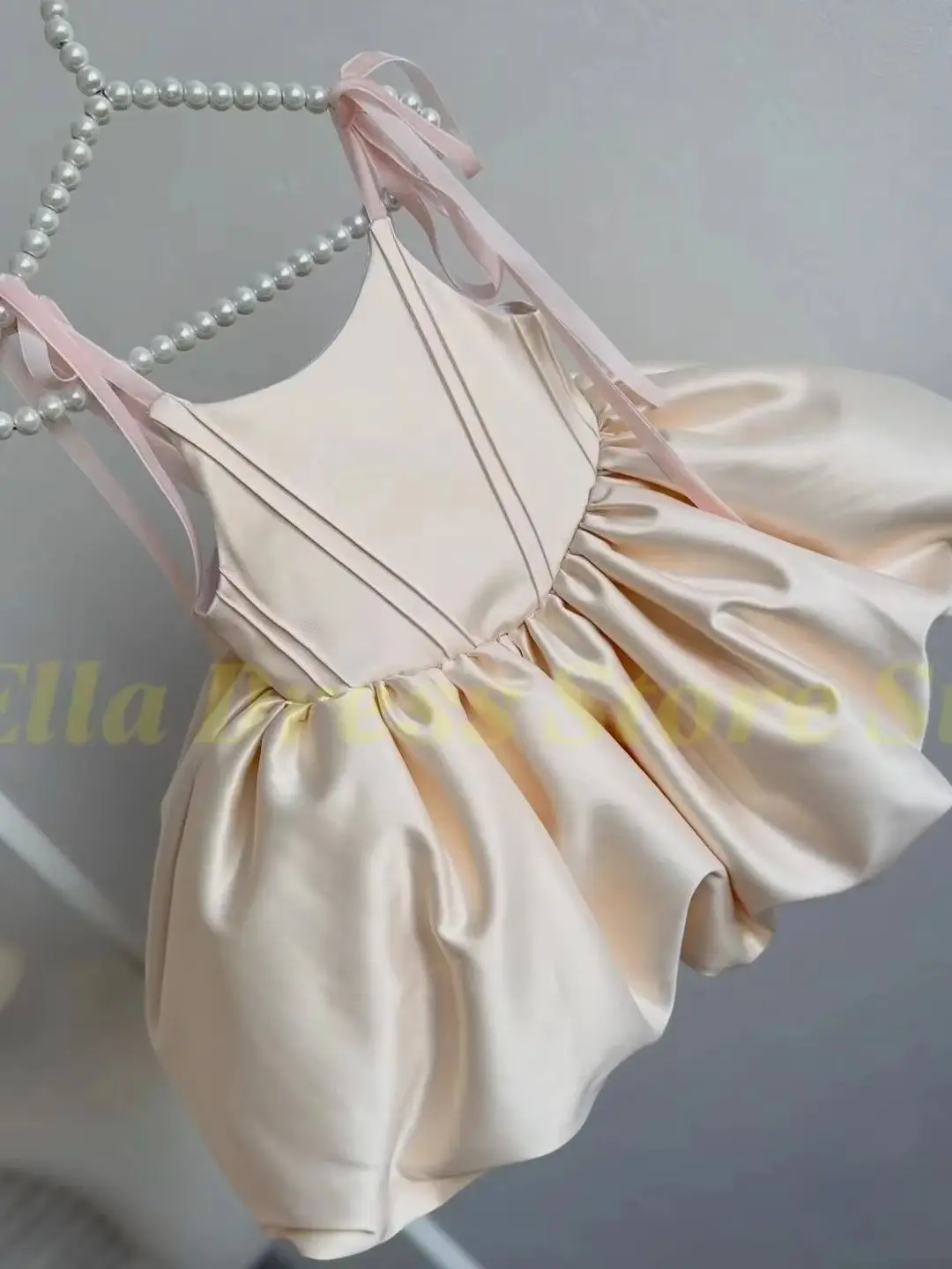 Maßgeschneidertes, hübsches kurzes Satin-Blumenmädchenkleid für kleine Mädchen, Hochzeit, Spaghettiträger, Kommunion, Geburtstagsfeier, Großhandel – Detail 4