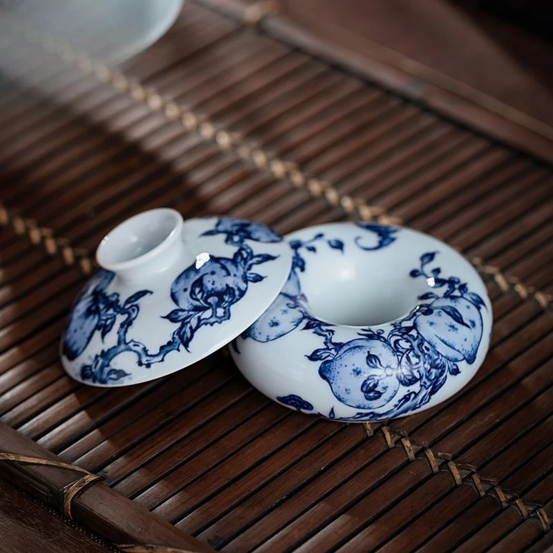 Ceramic tea lid, chai kiln blue and white hand-painted point worker longevity peach donut pot lid