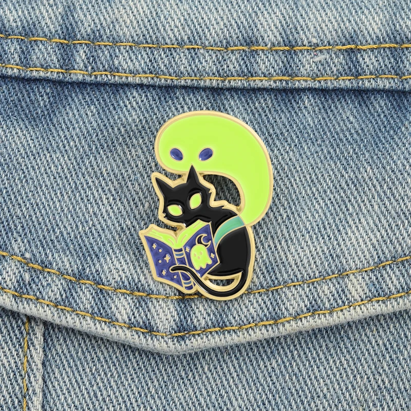 Katze Geist Lesen Emaille Pins Leuchtende Boo Buch Broschen Revers Abzeichen Kleidung Lustige Cartoon Punk Schmuck Geschenk für Freunde