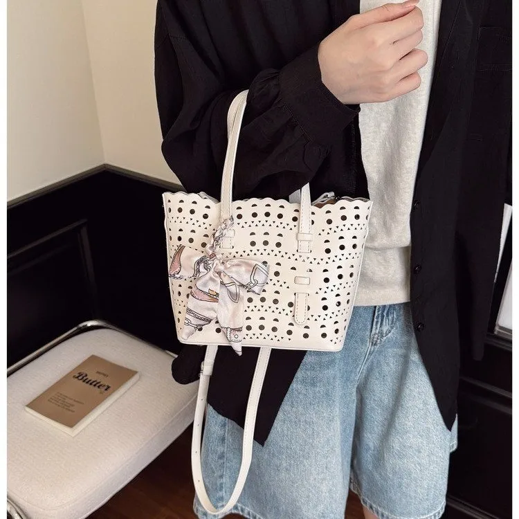 

Classic Simple Crossbody Handbag For Leisure Women Featuring Minimalist Trendy Logo And Messenger Purse Design