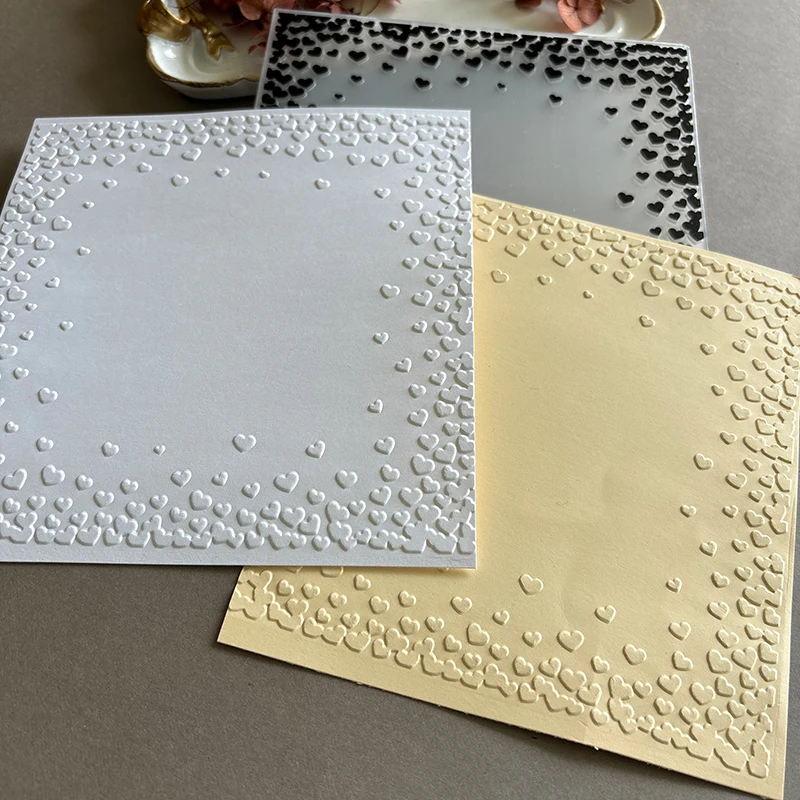 Love Surrounding: Exquisites, herzförmiges Texturrahmen-Design mit konkaver, konvexer, geprägter Ordner – transparent für Hochzeit, Bir