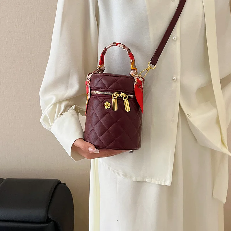 

‌Women's 2025 Summer Quilted Leather Bucket Bag: Designer Chain Strap Crossbody Shoulder Purse - Luxury Chic Handbag