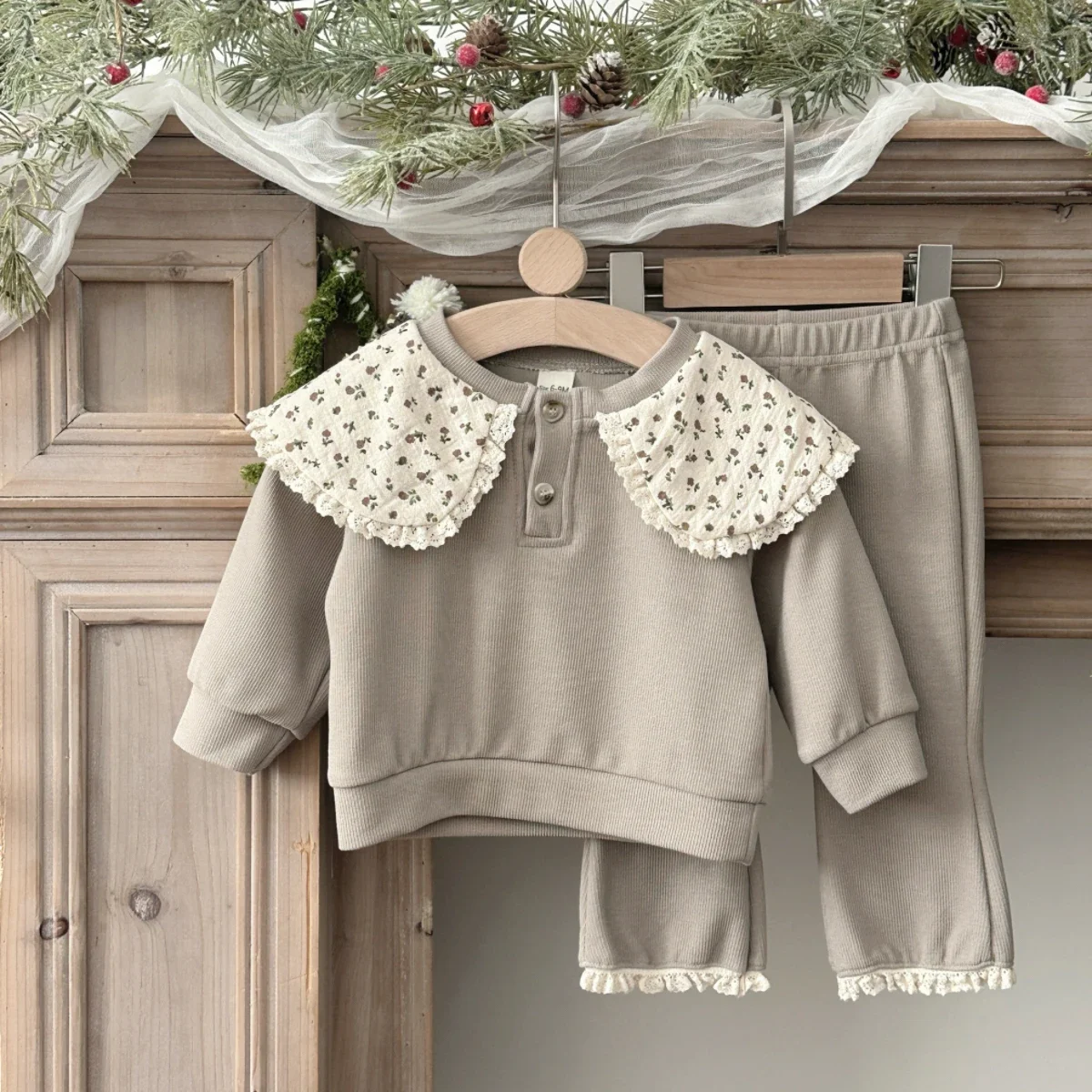 

Весенне-осенний комплект для девочек 1-3 лет: теплый свитшот из рубчатой ткани цвета хаки + брюки с кружевной отделкой, повседневная одежда для малышей