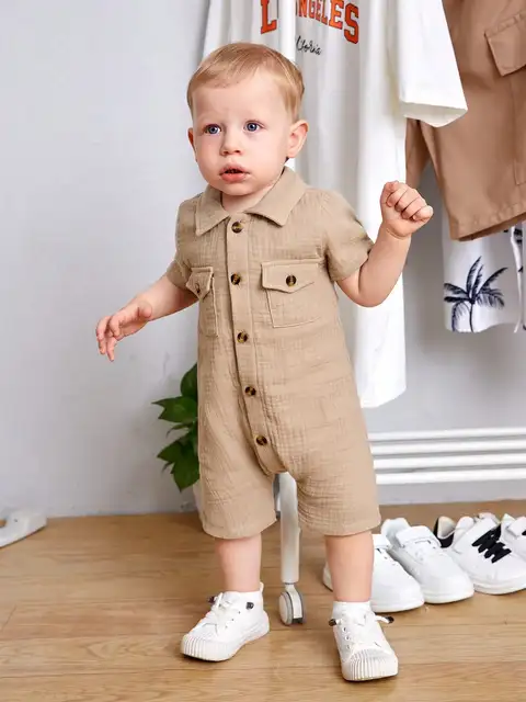 Letnia chłopięca moda zewnętrzna na co dzień wygodna jednorzędowa koszula z kołnierzykiem kieszeń Khaki kombinezon z krótkim rękawem firmy