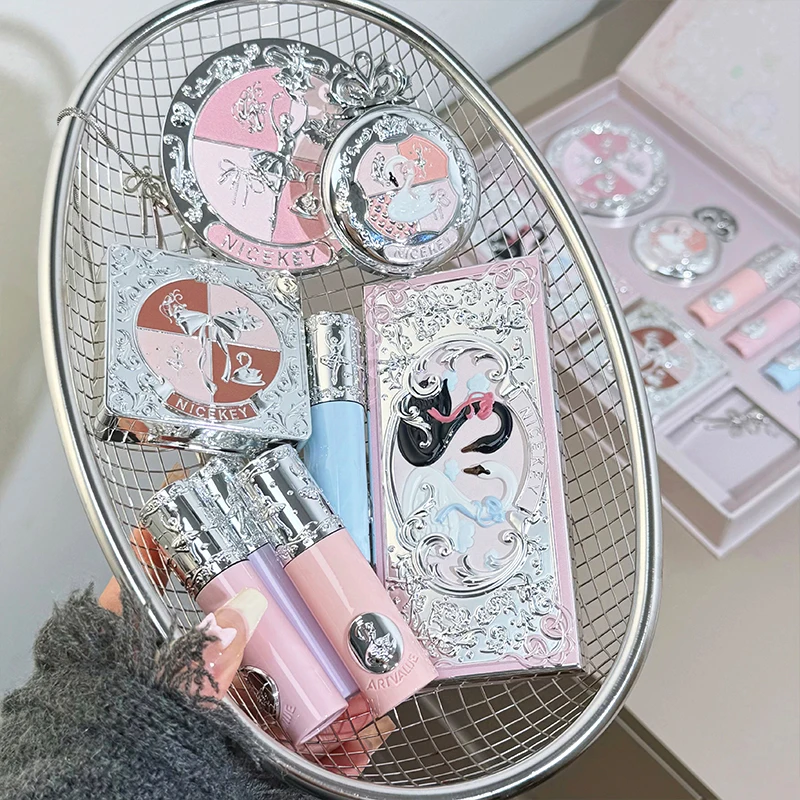 NICEKEY Conjuntos de maquiagem de balé rosa incluem 4 feixes labiais, 1 blush, 1 pó prensado, 1 paleta de sombras, 1 paleta de contorno e colar