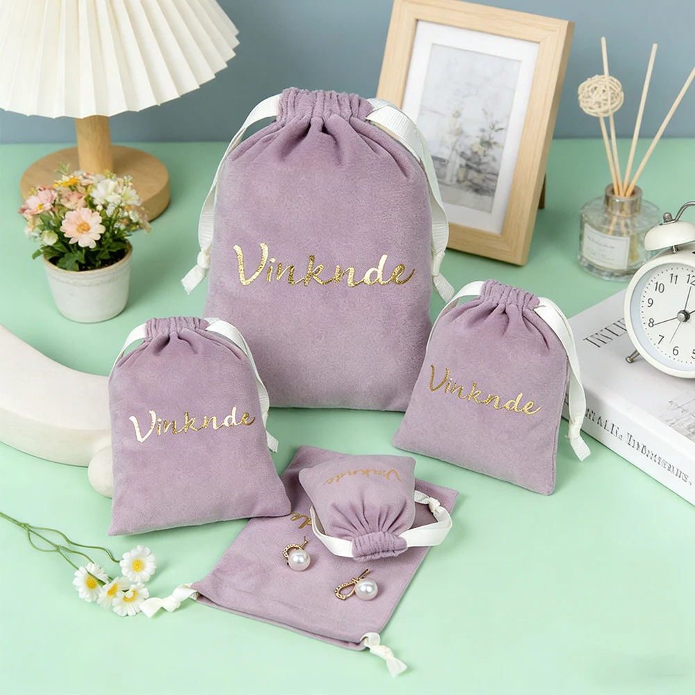 

100 шт./лот, фиолетовые бархатные сумки с логотипом на шнурке, упаковочные сумки для ювелирных изделий, маленький браслет, ожерелье, кольца, свадебный подарок, сумка