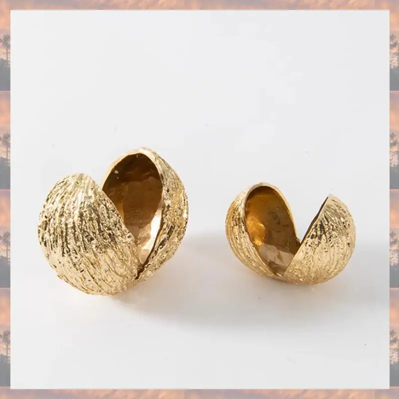 

2025 Trend Gold Modern Nut Shell Artwork Ornament Desk Decoration Gold-Plated Nut Shell Sculpture Abstract Crafts Home Decoratio