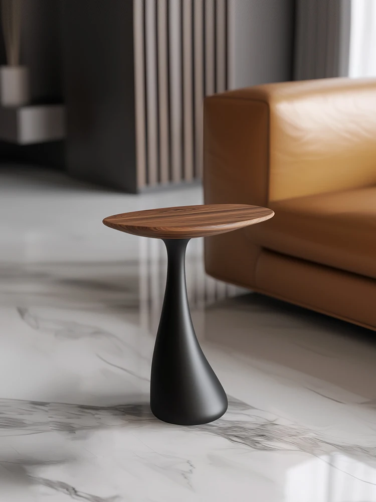 Tavolo creativo con bordo in legno massello, divano da soggiorno di fascia alta di design, piccolo caffè, comodino da tavolo d'angolo minimalista italiano