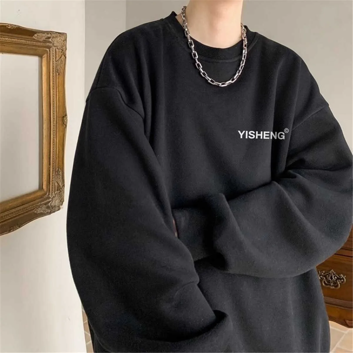 Hoodie leher bulat untuk pria di musim semi dan musim gugur, dengan gaya keren dan kasar. Kaos lengan panjang dengan potongan longgar dan atasan, trendi