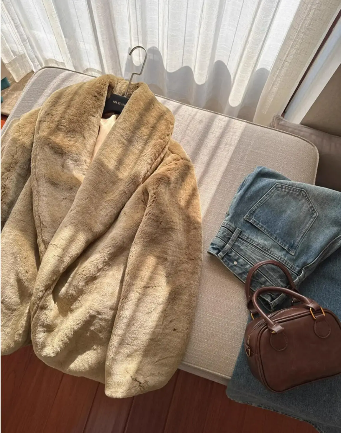 جديد الشتاء النساء شال التلبيب طوق فو مضلع معطف الفرو الدافئة لينة شعر أشعث ميدي طويل سترة دافئة ملابس خارجية فضفاضة