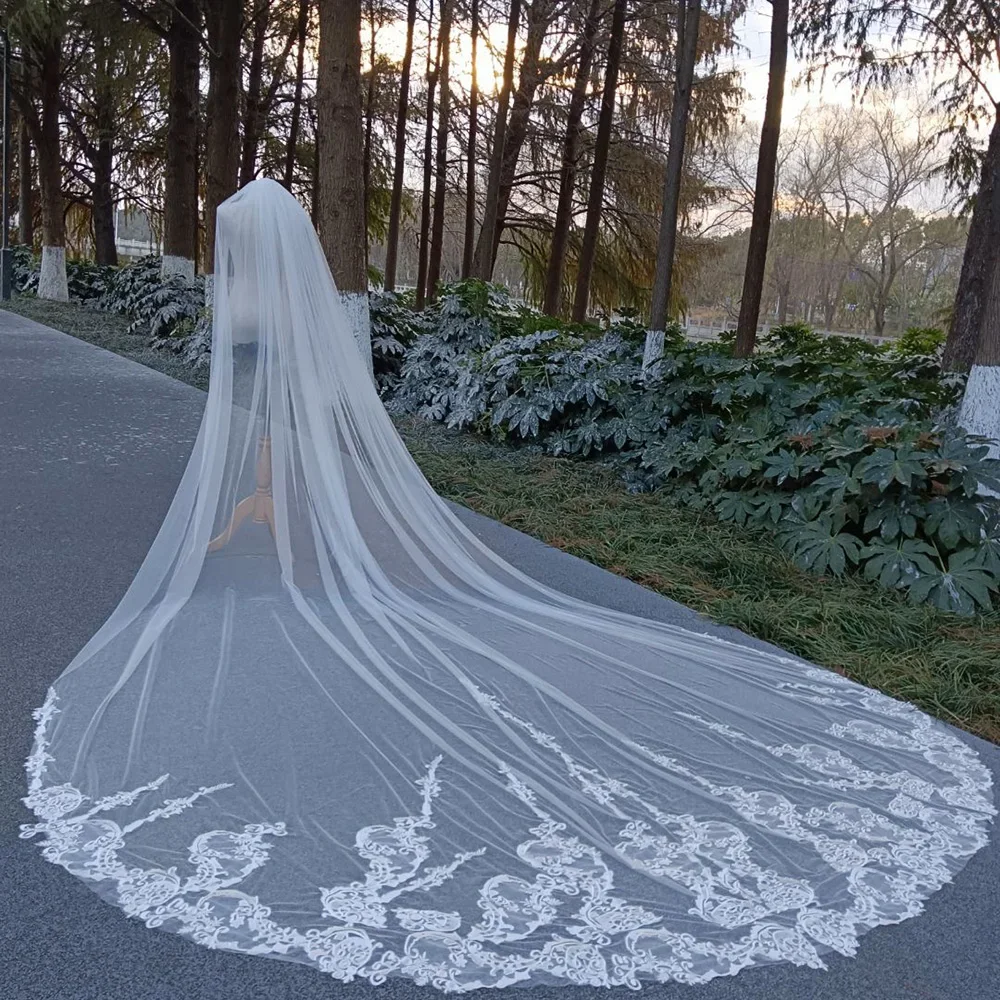 Foto reale di lusso Nuovo 3m 4m 5m Velo da sposa uno strato con pettine Velo da sposa bordo in pizzo bianco Veli da sposa cattedrale con applicazioni avorio