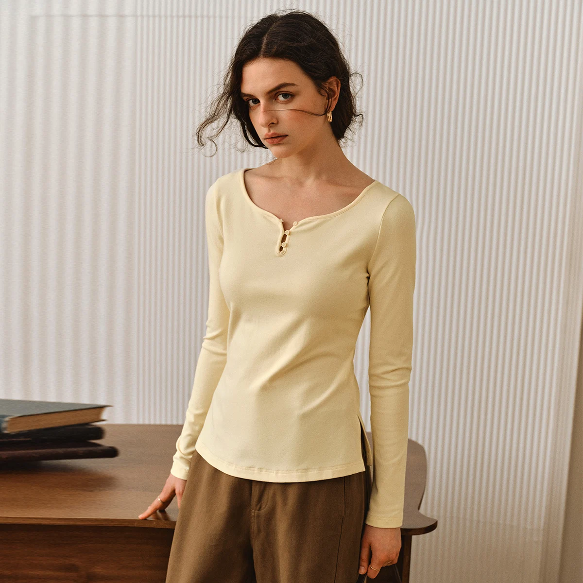 OLrain Women's French T-Shirts 2025 Autumn Curved Neck Long Sleeve Slim T-Shirt Solid French Design Knitted Tops O57QT001250