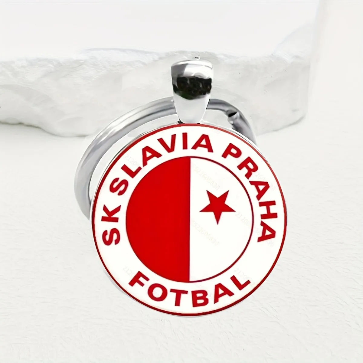 سلسلة مفاتيح Slavia براغ مع شارة حمراء وبيضاء. حلقة مفاتيح معدنية متينة، هدية مثالية لامعة لأي مشجعي كرة القدم.