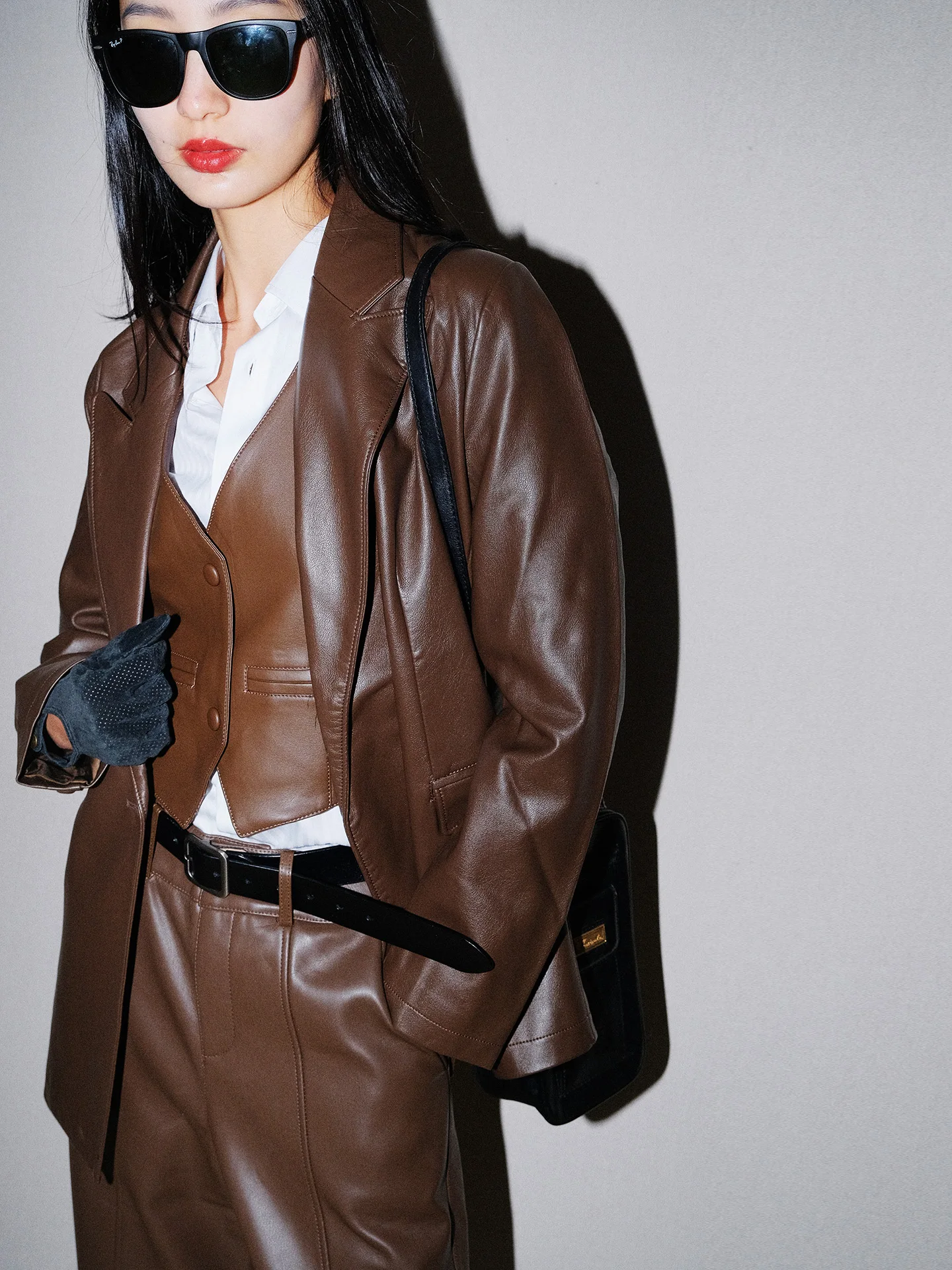 

Костюм-тройка женский из темно-коричневой кожи Cosite: жилет, брюки и футболка, повседневный, с длинными рукавами, стандартная длина брюк