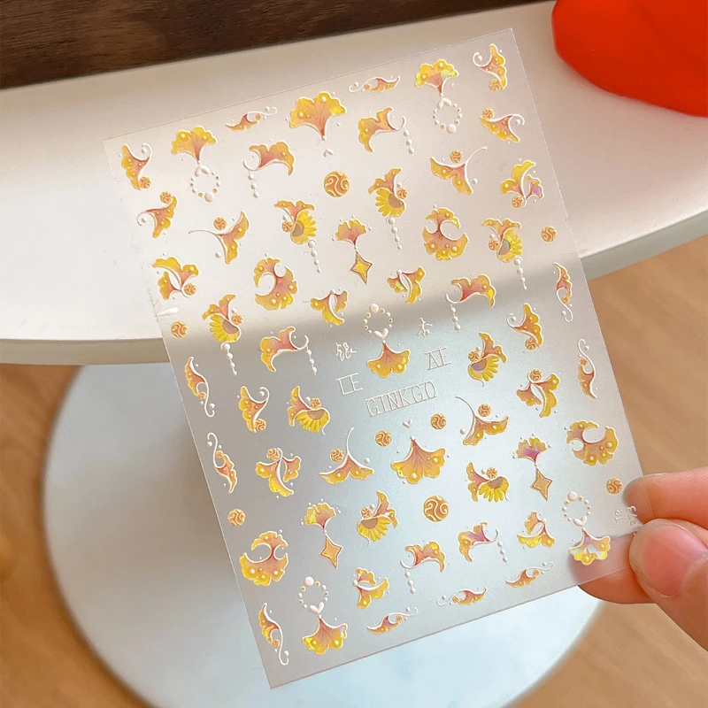 1 Stück geprägter, schalenförmiger, leuchtender Ginkgo-Nagelaufkleber, exquisites funkelndes Design mit selbstklebender Rückseite, geeignet für jede Nagelform