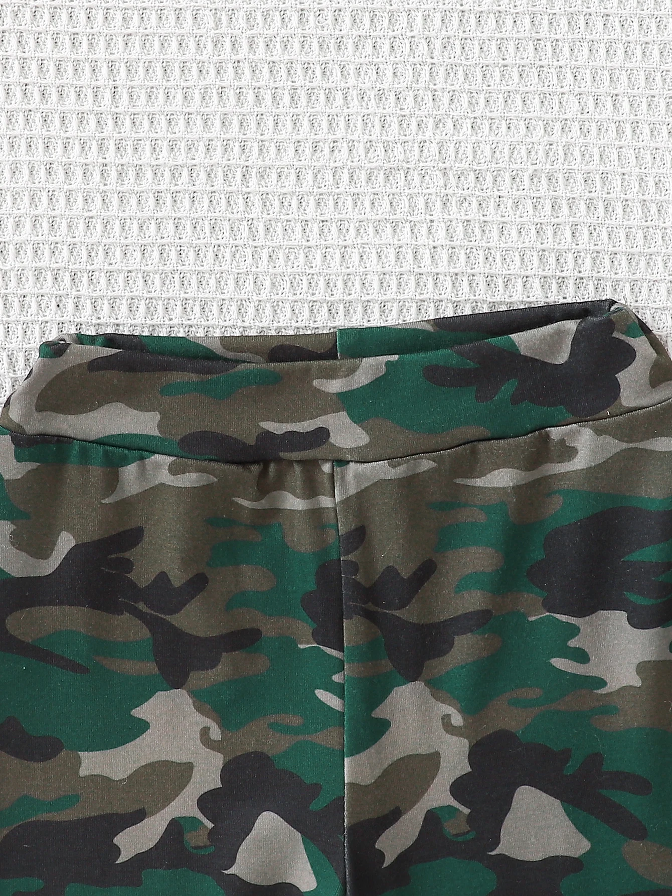 طقم مكون من 3 قطع: بدلة كاجوال مثلثة مطبوعة بأحرف + بنطال طويل مموه + قبعة للربيع والخريف