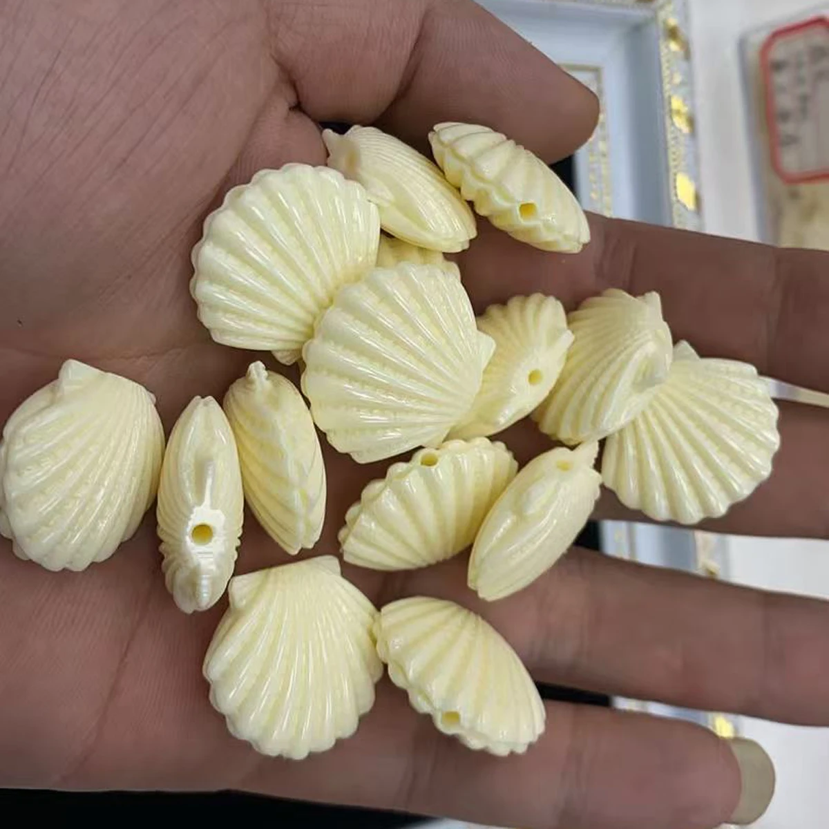 10pcs Scallop-shaped Through-hole Beads Natural Shell Beads for Jewelry Making Supplies DIY Necklaces Bracelets and Accessories