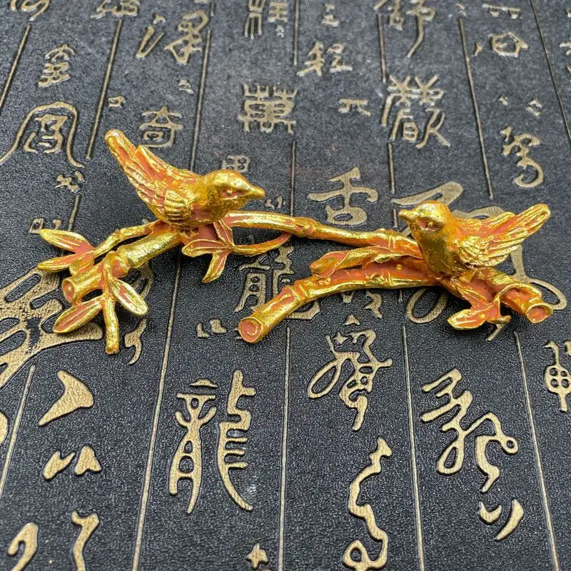 Small items: alloy gilded magpie pen holder, miscellaneous craft ornaments