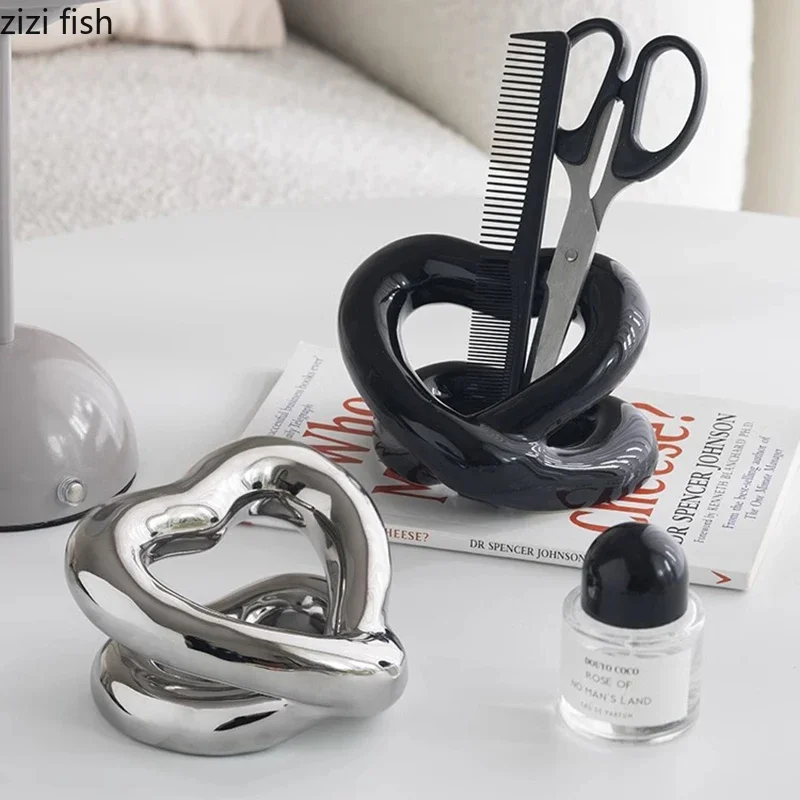 Ceramic Toothbrush Holder Creative Heart Shaped Toothpaste Holder Dressing Makeup Table Brush Storage Rack Bathroom Supplies