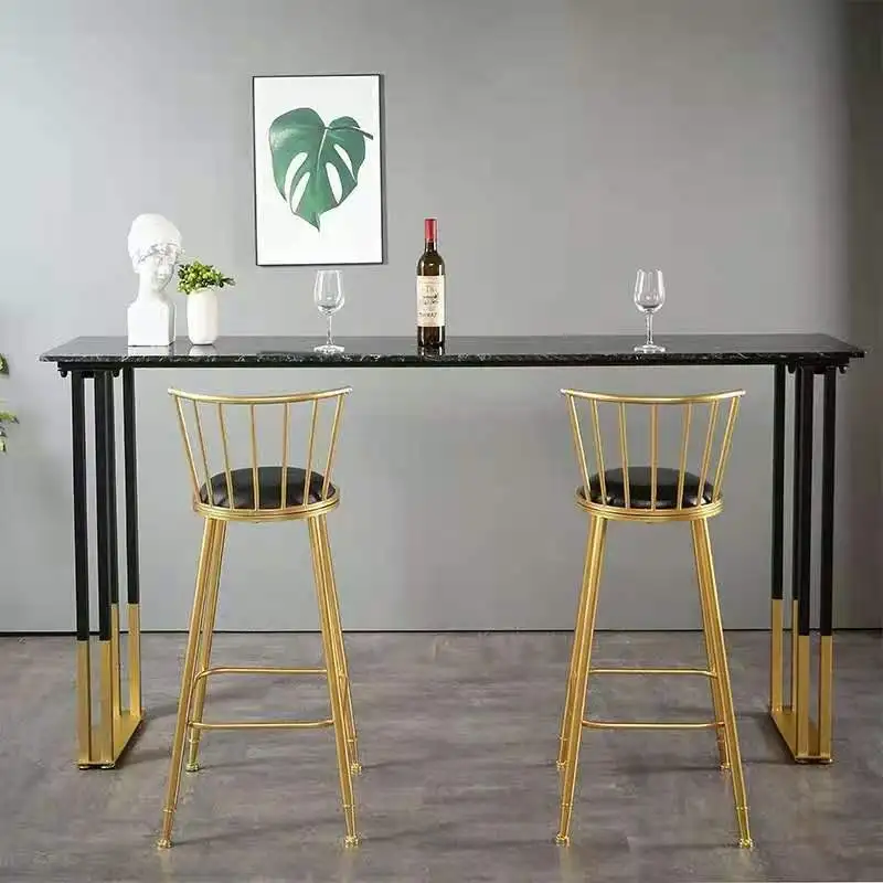 Varanda externa de mármore de luxo com luz nórdica, mesa de bar