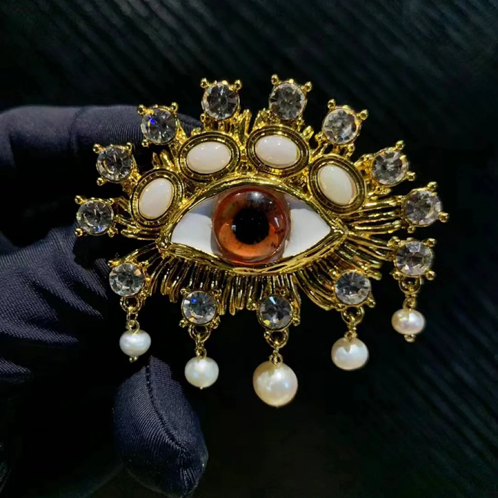 Vintage Women Men Fashion Classic Enamel Crystal Eyes Pendant Brooch Badges Elegant Lady Palace Style Pearl Clothing Suit Pin