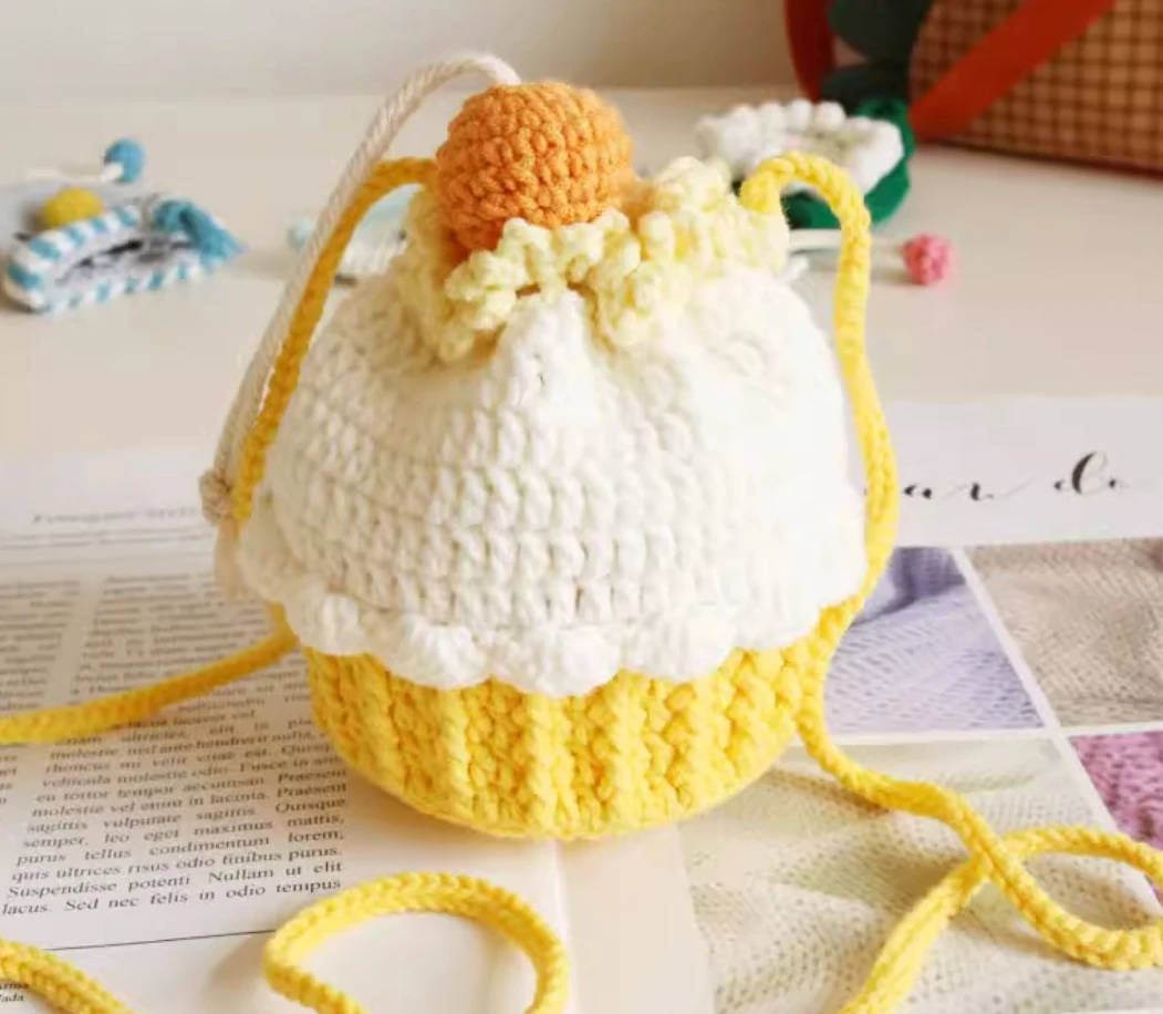 

Hand knitted bag cupcake coin purse material bag wool crochet homemade diy knitted strawberry bag finished product