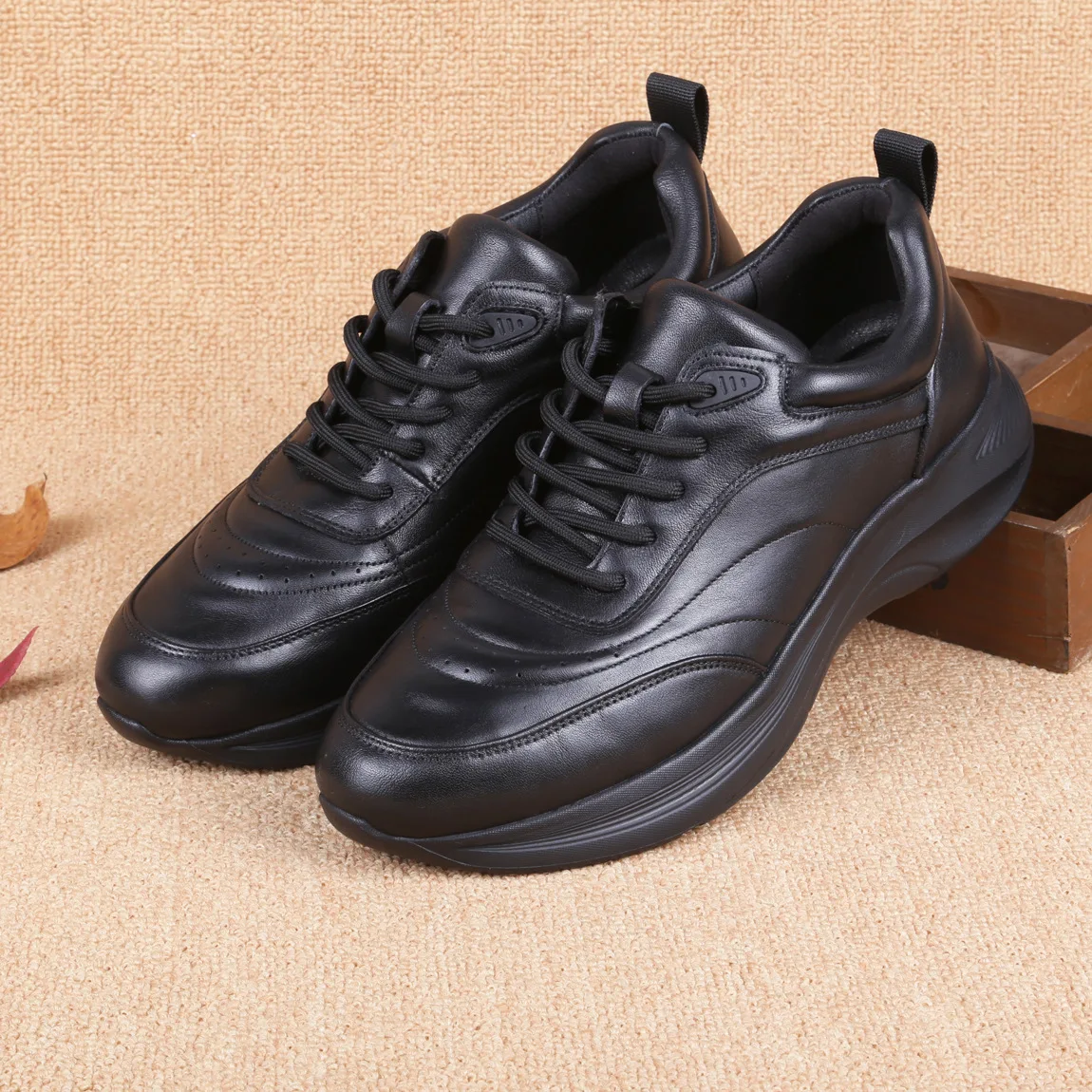 New Leather Shoes Men Leisure Outdoor Athletic Trekking Sports Running Anti-slip Soft-sole Lace-Up Sneakers Business Lightweight