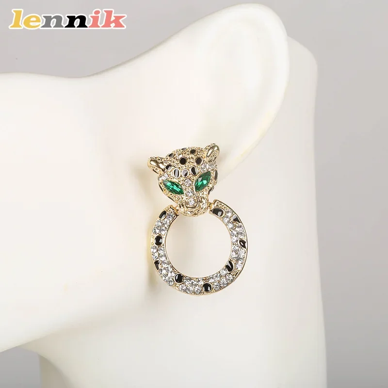 Orecchini leopardati alla moda da donna, cerchi traforati verdi elettrolitici, design esagerato con stampa animalier, accessorio di tendenza