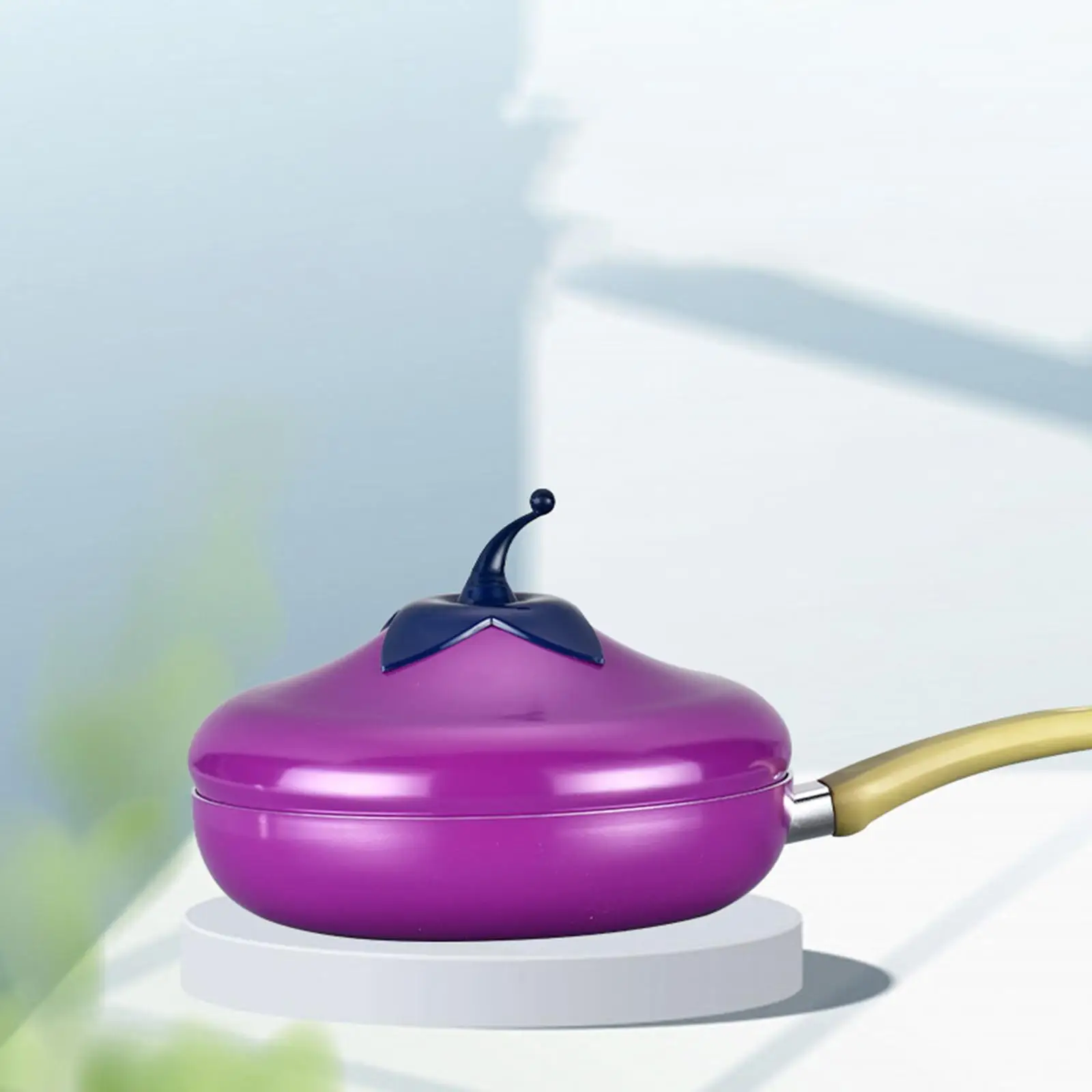 

Сковорода фиолетовая сковорода в форме баклажана для сэндвичей в кухне отеля