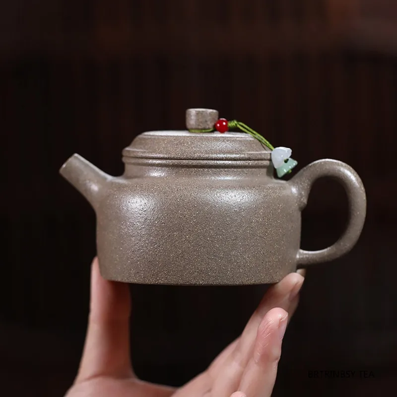 

Традиция Исин Фиолетовые глиняные чайники Китайский чайник ручной работы Бытовой чайный сервиз Цзыша Красота Чайный заварочный чайник Чайная посуда 240 мл