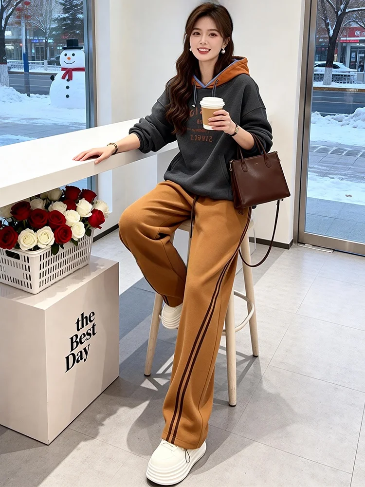 

Модный спортивный костюм для женщин: весна 2026, комплект из двух предметов (худи и широкие брюки), удобный повседневный наряд с высокой талией для коррекции фигуры