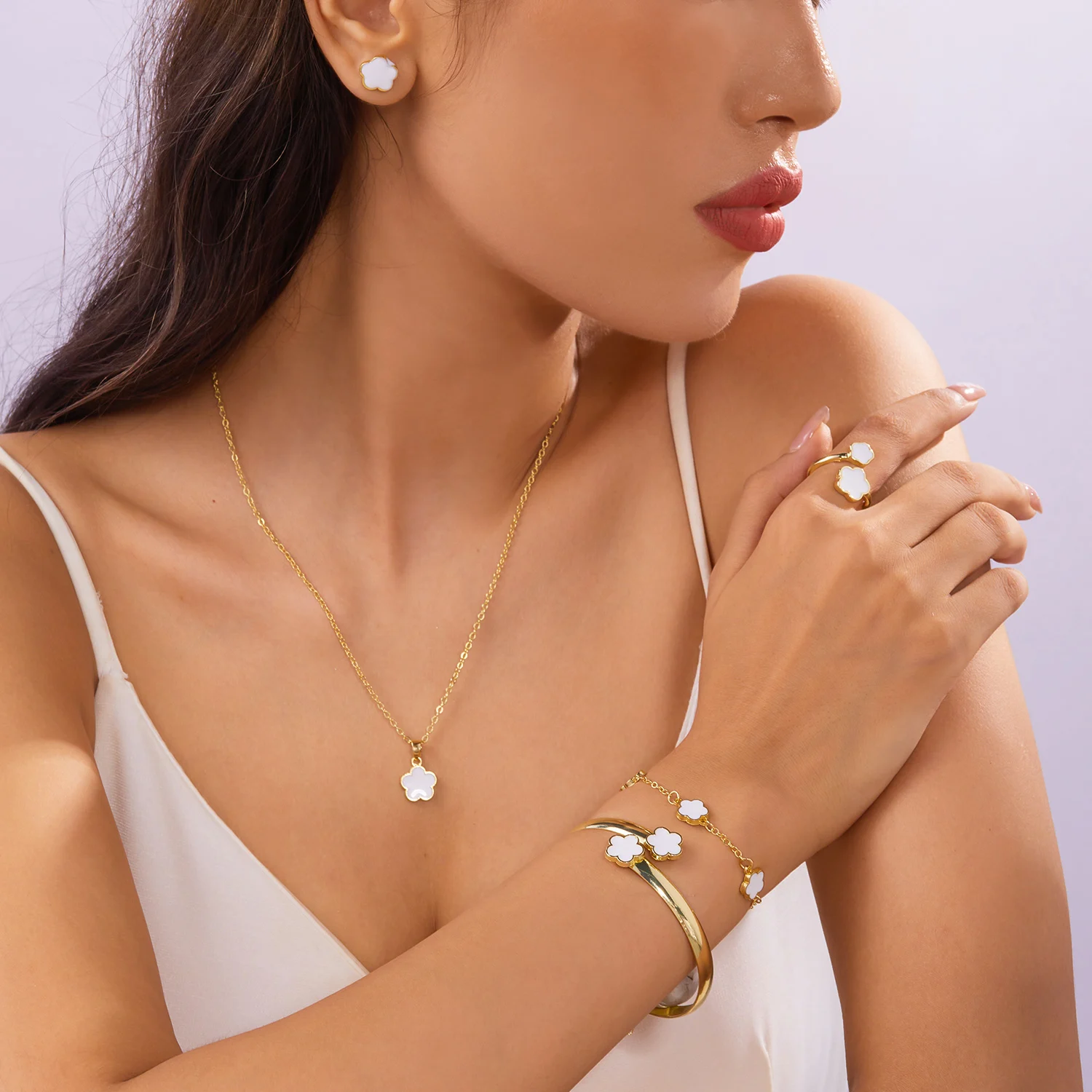 Zartes Blumenmuster Fünfblättriges Kleeblatt Armband-Halsketten-Set für Damen, Modisches Metall-Ohrring-Ring-Set, Party-Schmuck-Accessoire – Detail 1