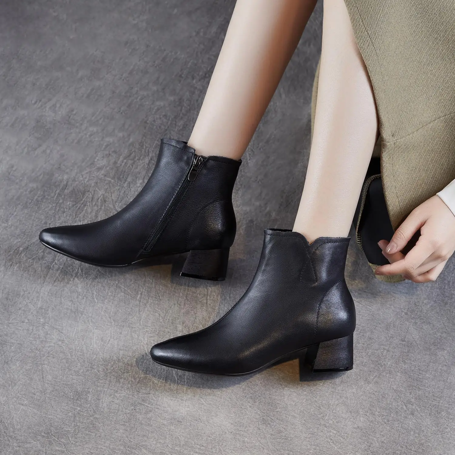 

Elegant Pointed Toe Zipper Fashion Boots Women's Ankle Boots Vintage Short Boots Casual Low Tube Leather Upper Rubber Sole