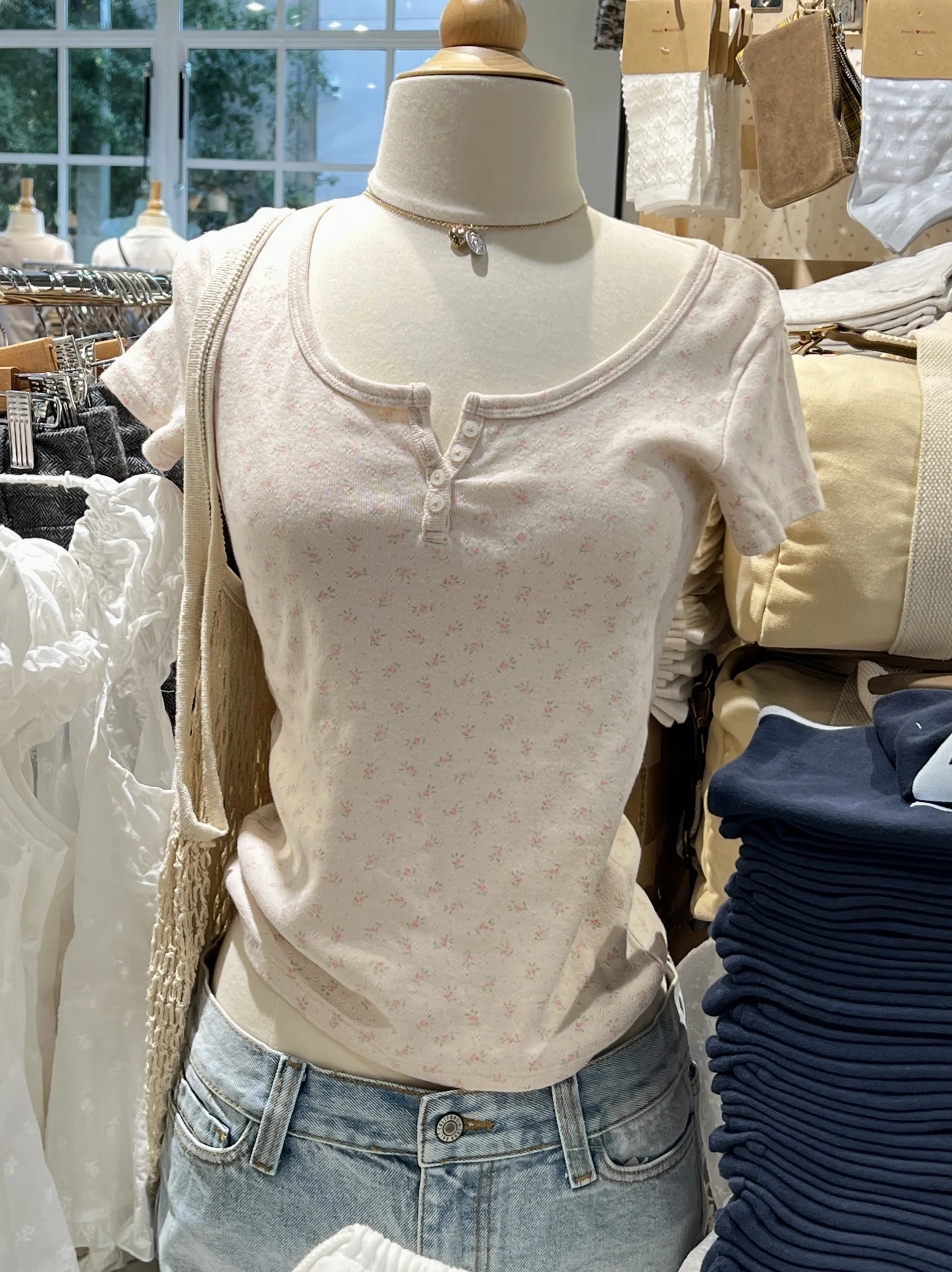 

Pink Eyelet Floral Print Slim Crop Top Women Four Buttons Scoop Neck Short Sleeve T-shirts Summer Sweet Simple Casual Tee Shirts