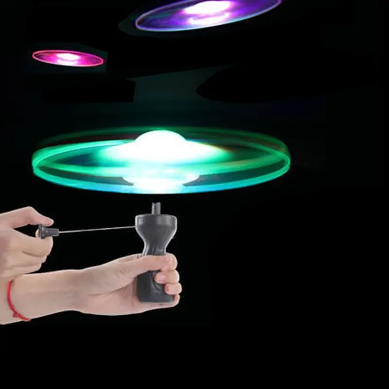 Outdoor Rotating LED Flash Flying Saucer for Kids, Pull String Spinning Disc Toy, Fun Play Gift for Park & Beach