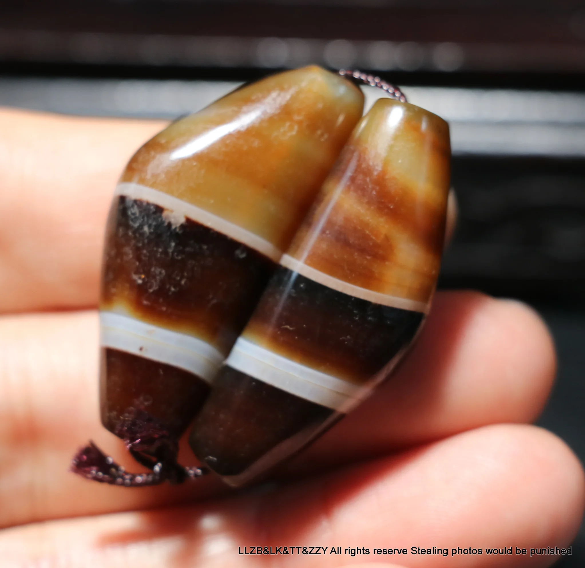 

A Pair of Energy Magic Tibetan Old Agate natural silkworm line Totem Ox Horn-shape dzi Bead Pendant For Lover Timestown Gemstone