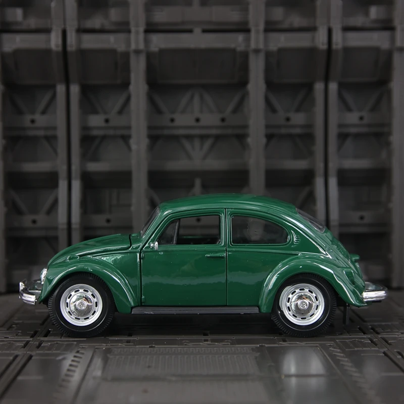 

Модель Volkswagen Beetle от Maisto в масштабе 1:24. Двери и передний капот открываются. Детализированная и тщательно выполненная модель.