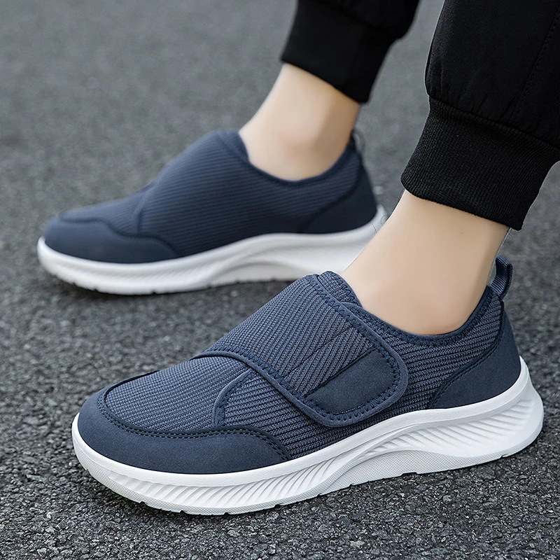 Men Shoes Velcro - รองเท้าลำลองผู้ชายผ้าตาข่ายระบายอากาศ หัวรองเท้ากว้าง, สายเวลโครปรับระดับได้, พื้นรองเท้าเบาดูดซับแรงกระแทก, เหมาะผู้สูงอายุ นิ้วโป้งเท้าเอียง