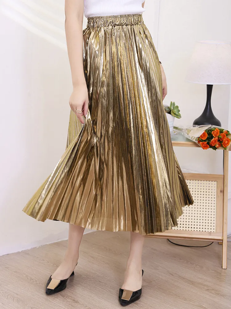 The new spring and summer 2024 pleated skirts posed golden beaches long skirt of tall waist skirt girl