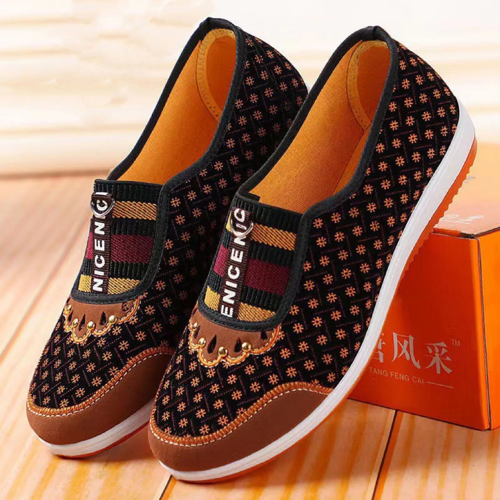 

Women's Slip On Walking Shoes Non-Slip Casual Middle Age Flexible Shoes for Outdoor Camping Sports