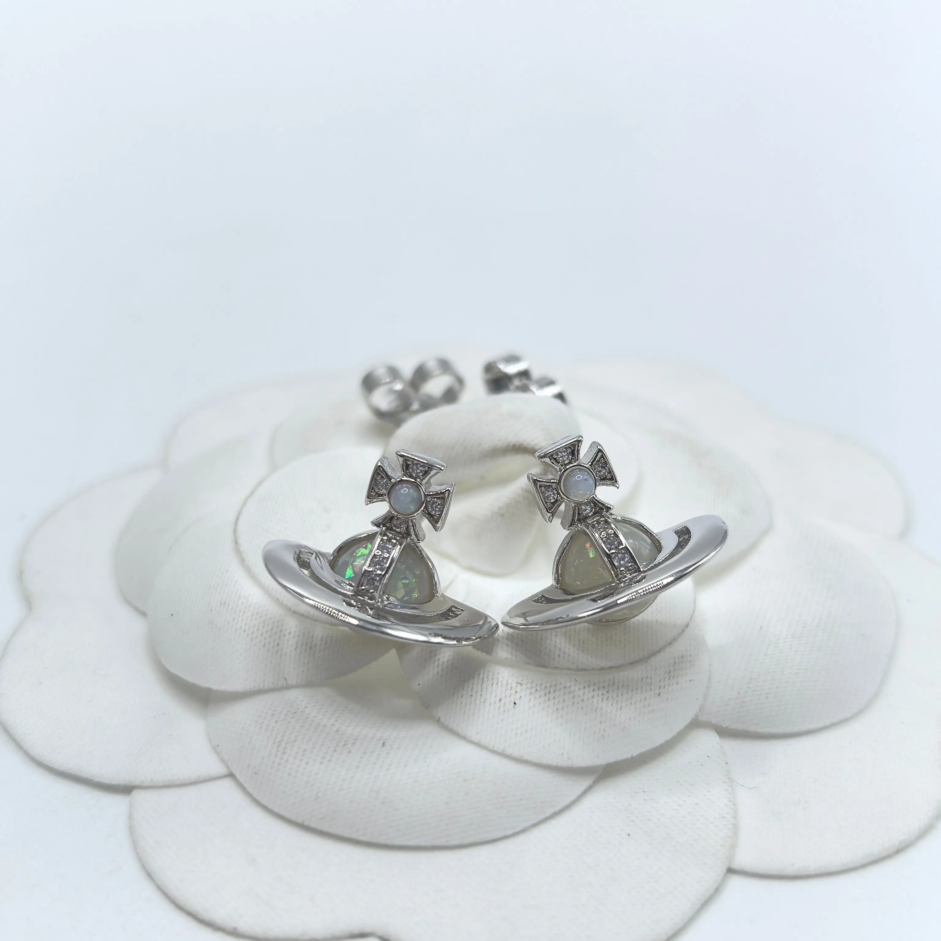 S925 الفضة الاسترليني شقة صغيرة زحل الملونة سحر وأقراط النساء أنيقة رومانسية مجوهرات مأدبة يجب