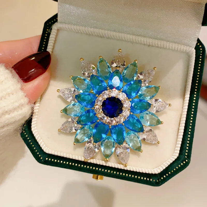 Spilla di lusso con fiocco di neve blu cielo con zirconi Micro-intarsiati per le donne Design elegante cappotto di corpetto giacca da abito