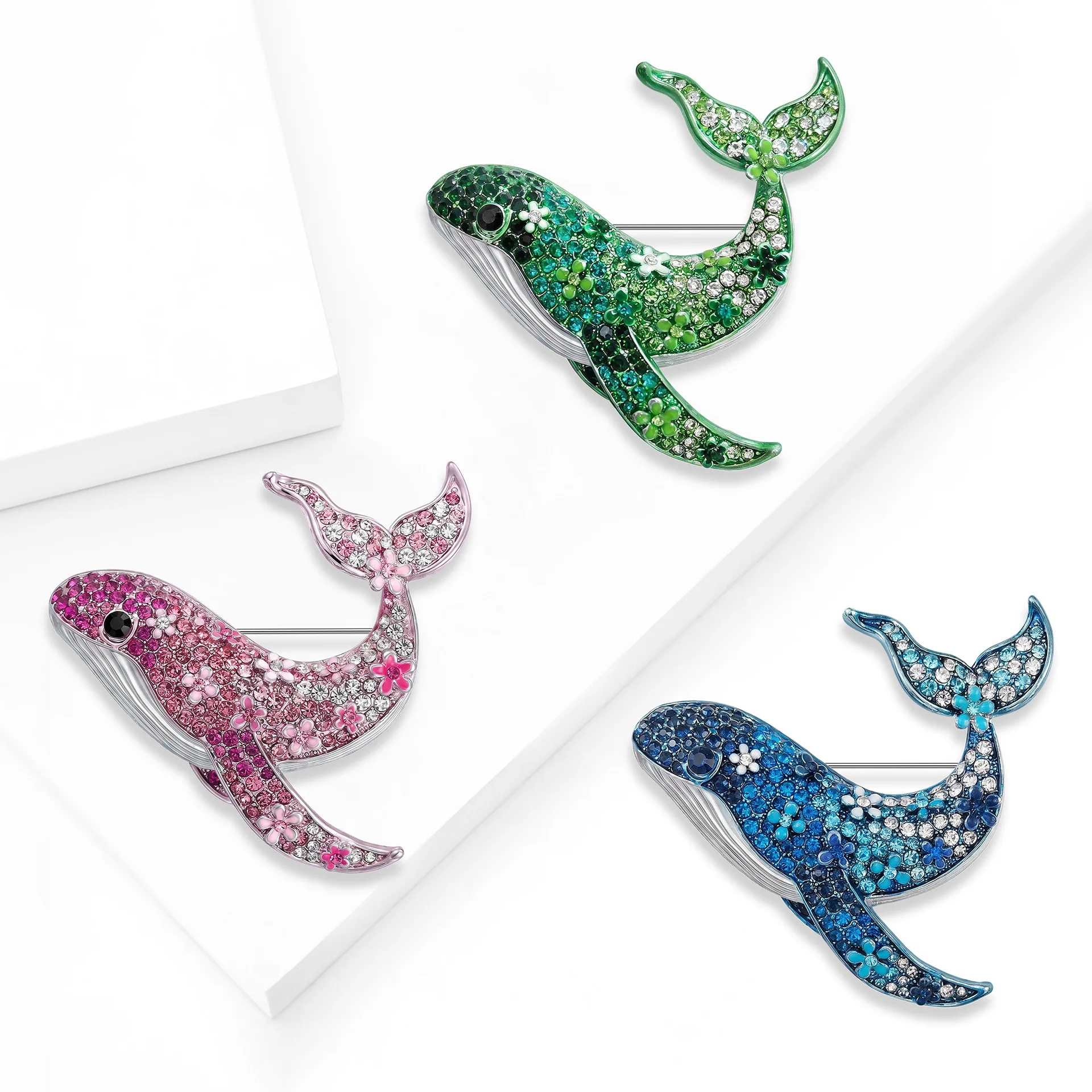 Cross border alloy diamond studded brooch for fashionable clothing accessories, cute cartoon whale marine creature brooch