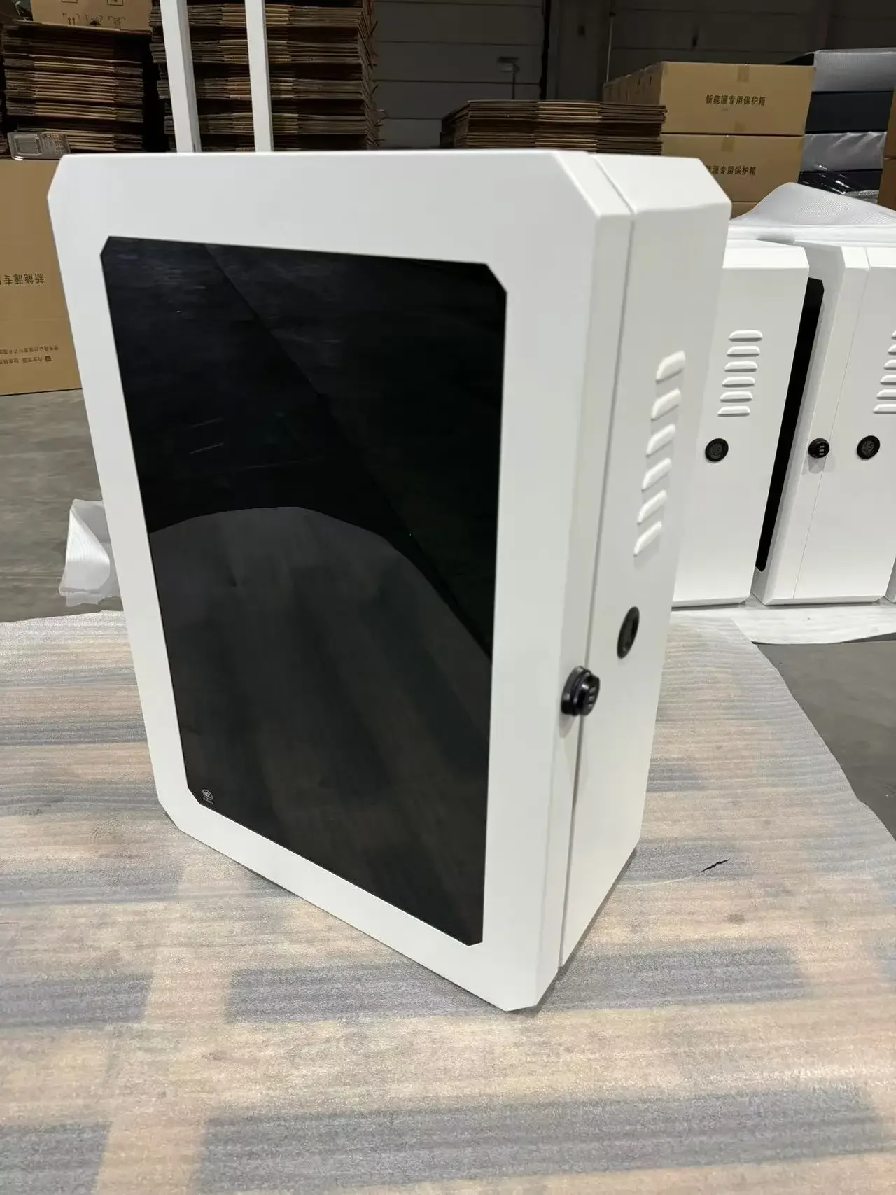 صندوق حماية شاحن التيار المتردد الكهربائي يُثبت على الحائط، كومة شحن السيارة الجديدة، غلاف حماية الشحن، لوحة طاقة شمسية ومروحة