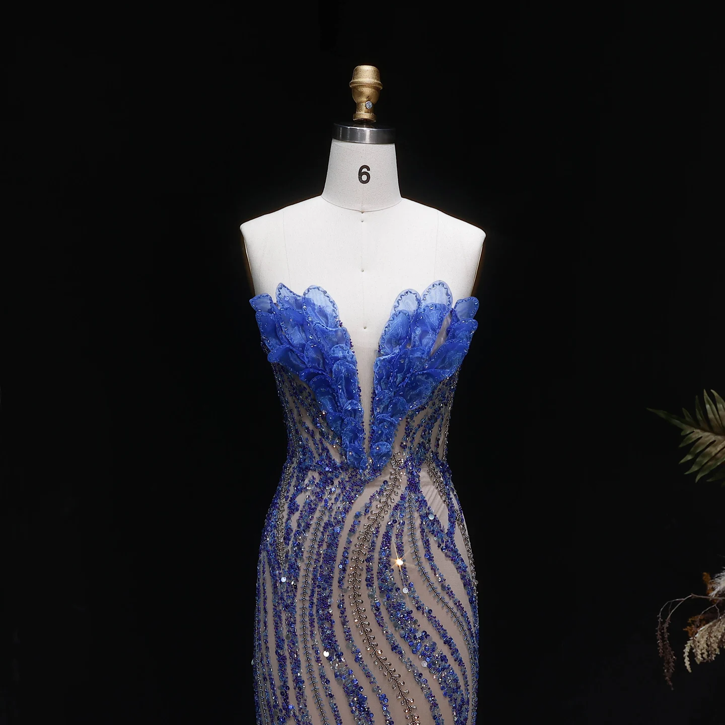 Sharon Said Luxuriöses trägerloses Abendkleid in Karamellfarbe, stark perlenbestickt mit hohem Seitenschlitz, formelle Partykleider für Damen SS133 Maßanfertigung – Detail 9