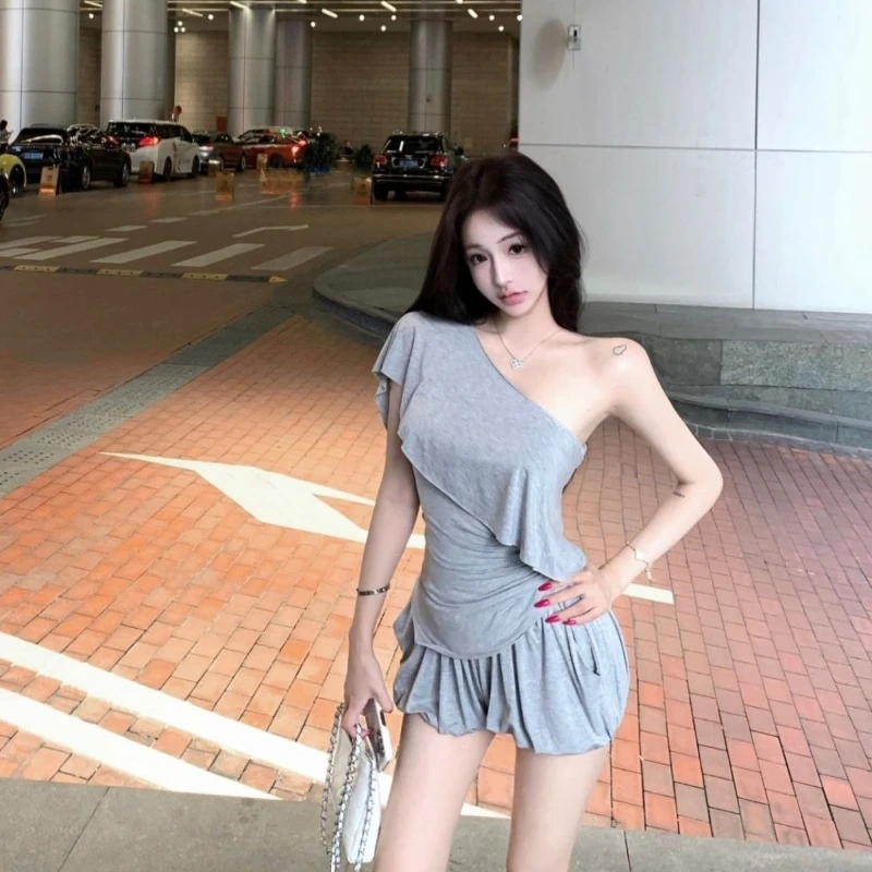 

Женский летний комплект из двух предметов: футболка с асимметричным подолом и открытыми плечами, короткий рукав, шорты с высокой талией и пышными штанинами, повседневная уличная одежда